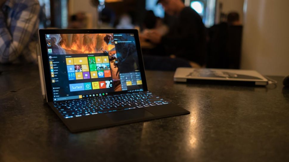 Microsoft tập trung bán máy tính Surface năm 2017