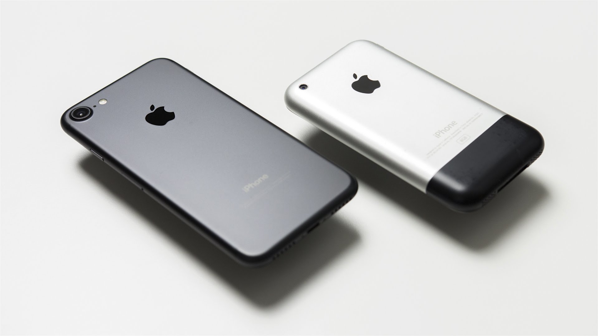 Iphone 2 esim. Apple iphone 2g. Эпл 1 айфон. Iphone 2007. Эпл айфон 2g.