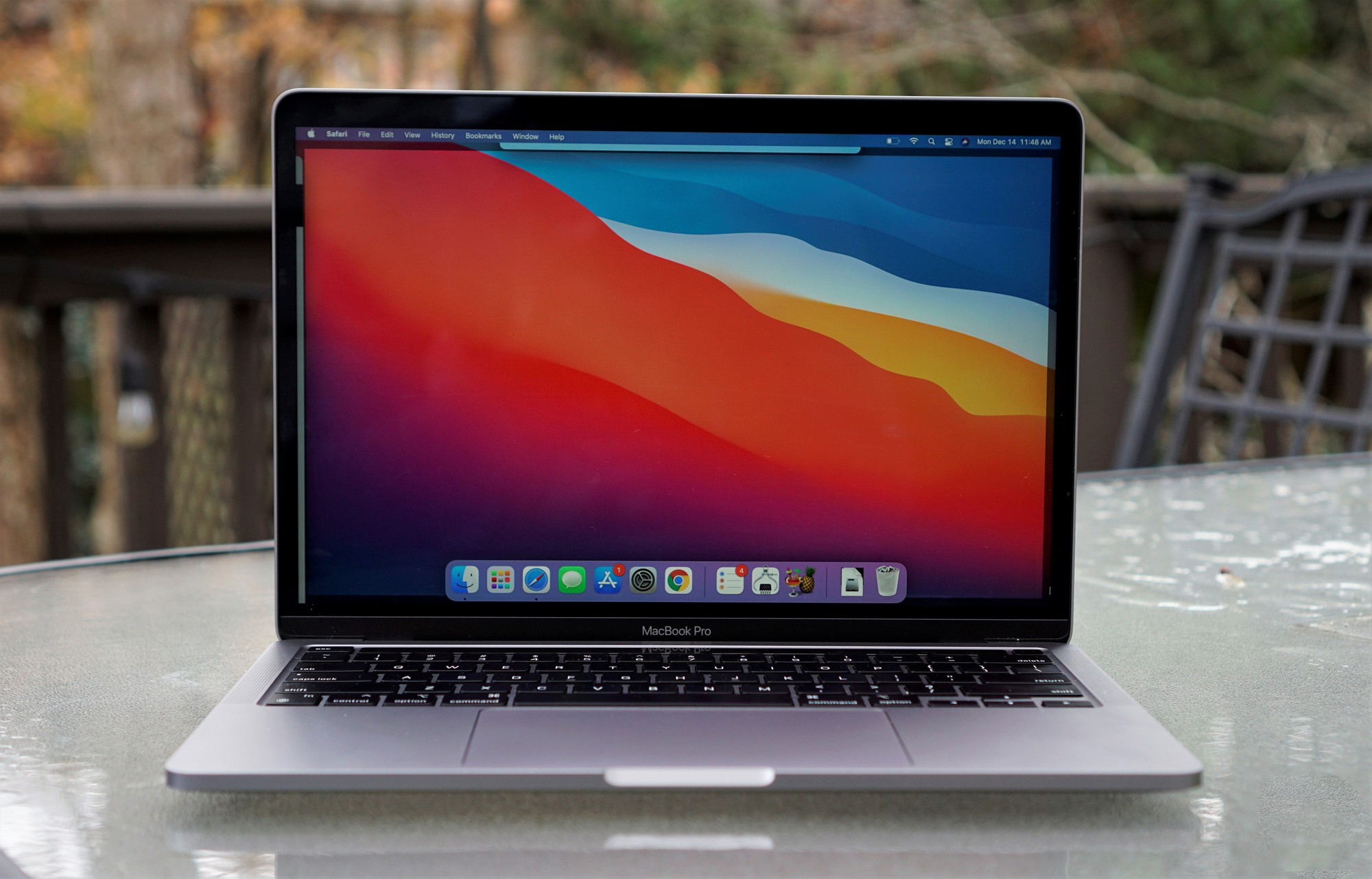 MacBook Pro M1: Màn hình & Loa