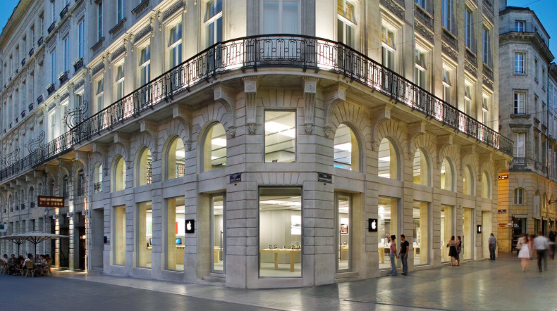 Cận cảnh toà kiến trúc nguy nga - Nơi mà Apple Store toạ lạc tại Bordeaux, Pháp