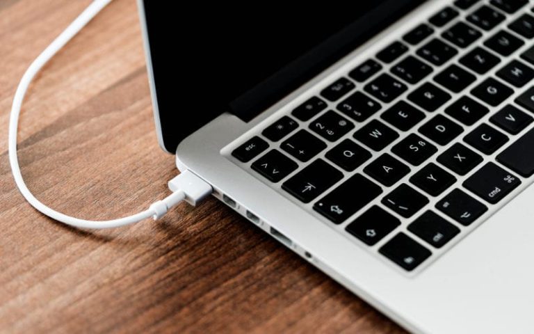 MacBook tự bật nguồn khi cắm sạc là lỗi có phải không? 