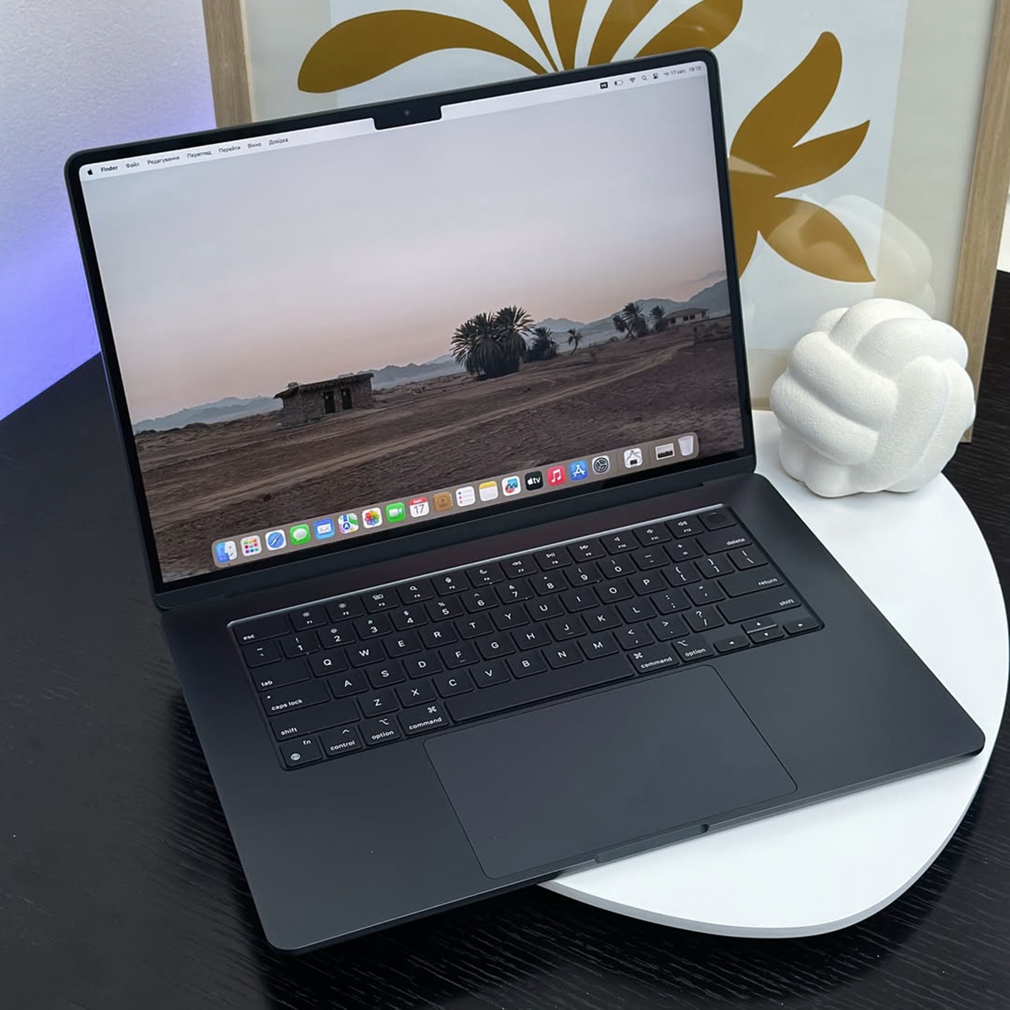 Máy Tính Xách Tay Apple: Nên Chọn Chính Hãng Hay Hàng Xách Tay?