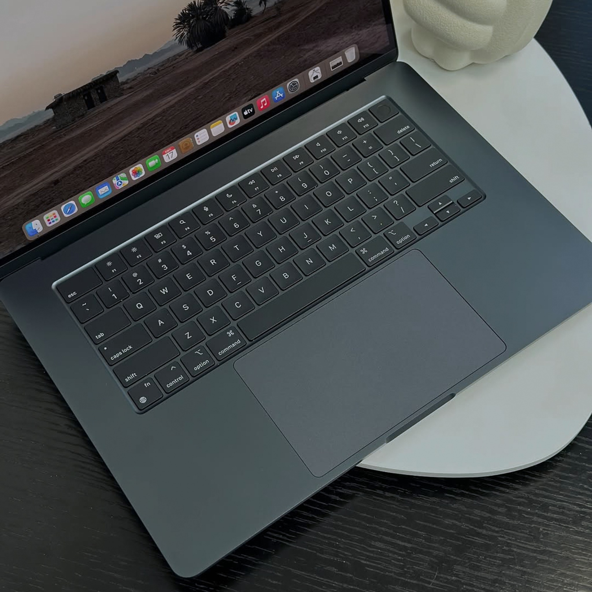 Máy Tính Xách Tay Apple: Nên Chọn Chính Hãng Hay Hàng Xách Tay?