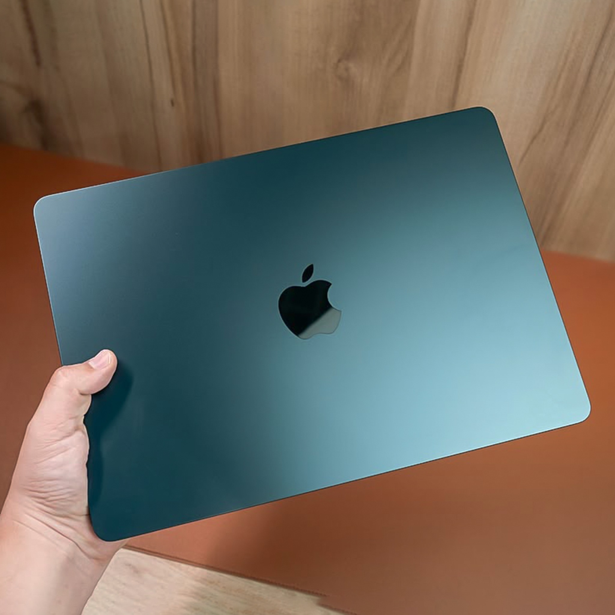 Máy Tính Xách Tay Apple: Nên Chọn Chính Hãng Hay Hàng Xách Tay?