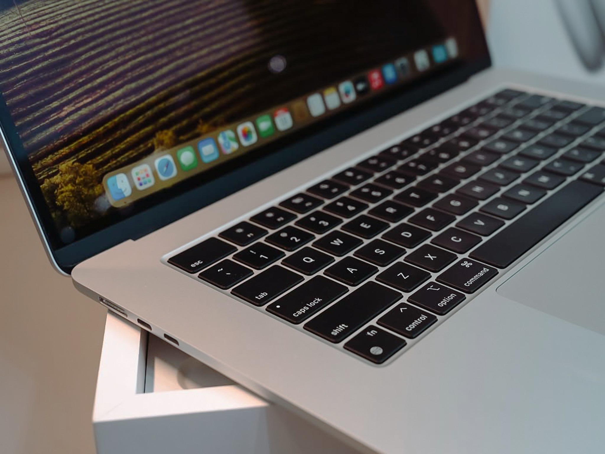 Máy Tính Xách Tay Apple: Nên Chọn Chính Hãng Hay Hàng Xách Tay?