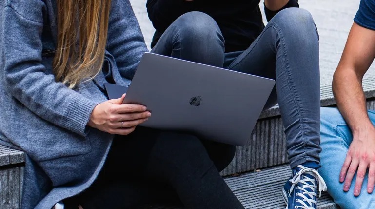 15 Mẫu Laptop Cho Học Sinh Cấp 2 Bền Đẹp Mà Bạn Nên Mua Cho Bé