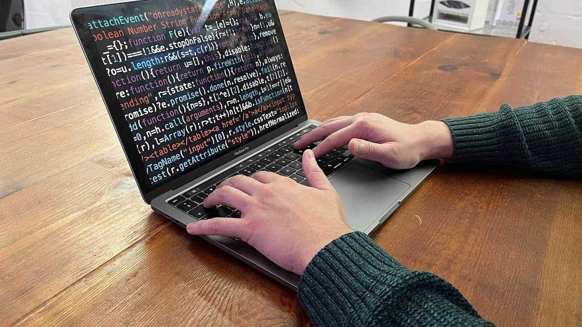 Tư Vấn Cho Bạn: 11 Mẫu Laptop Cho Sinh Viên Khoa Học Máy Tính Tốt Nhất