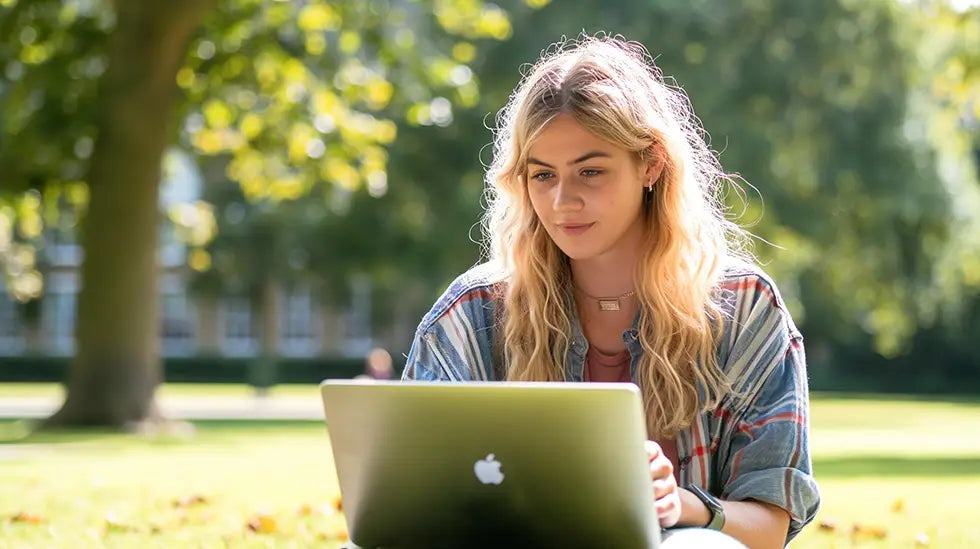 Laptop Cho Sinh Viên Truyền Thông Chọn Sao Cho Đúng? 10 Mẫu Tốt Nhất