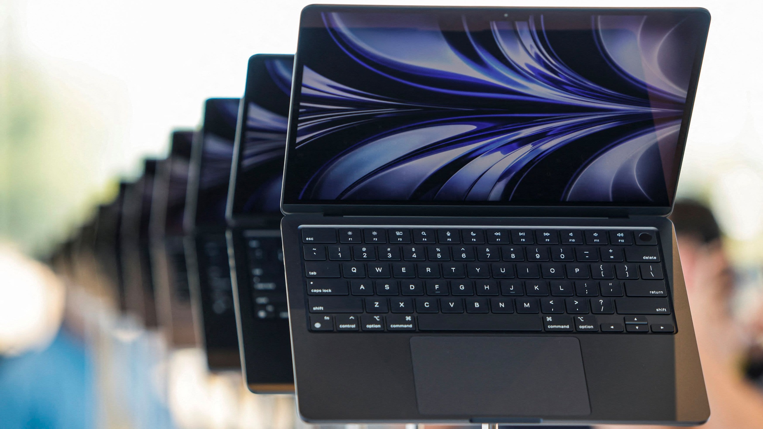 16 Mẫu Laptop Doanh Nhân Đẳng Cấp Có Hiệu Năng Tốt Nhất