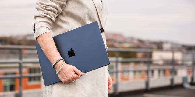 16 Mẫu Laptop Doanh Nhân Đẳng Cấp Có Hiệu Năng Tốt Nhất
