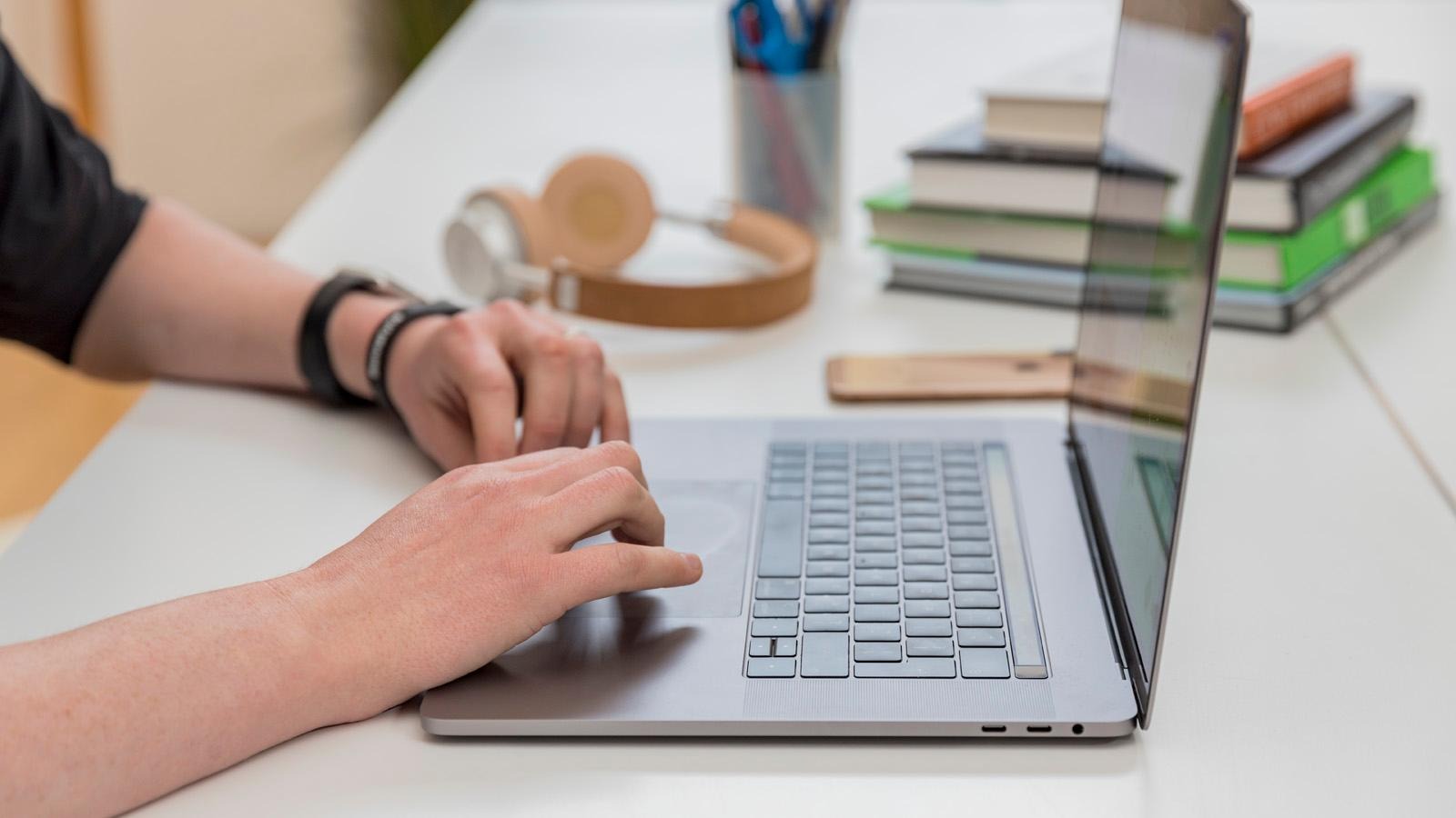 Cách Chọn Laptop Học Online Chuẩn - Top Laptop Tốt Nhất Cho Năm Học Tới