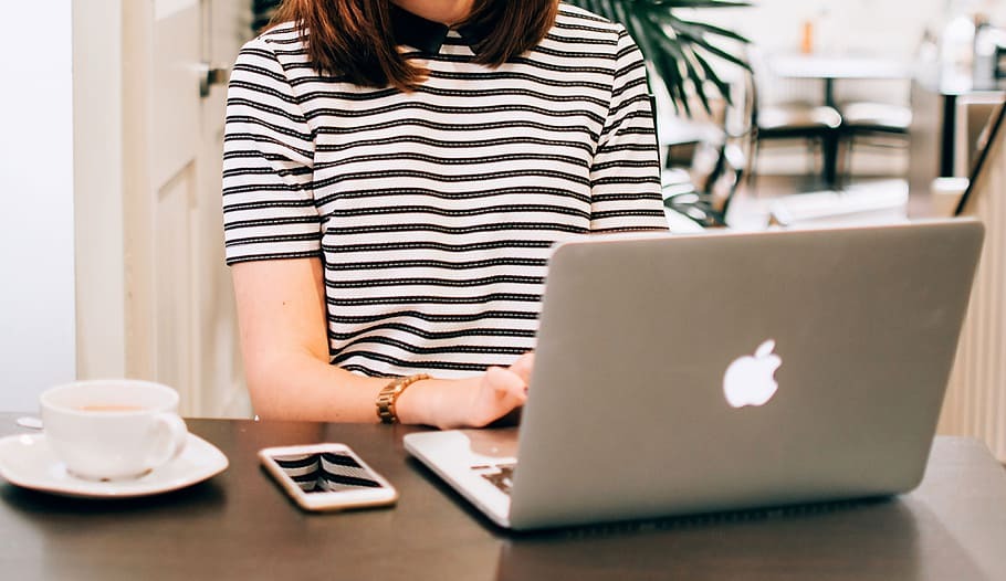Top Laptop Nhỏ Gọn Cho Nữ Thời Trang Nhưng Vẫn Có Hiệu Năng Vượt Trội