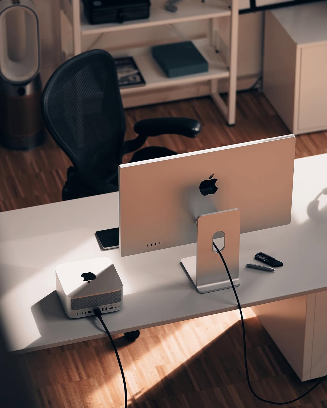 Combo MacBook + iPad hay MacBook + Màn hình rời: Đâu là lựa chọn tối ưu cho sinh viên Kinh tế?