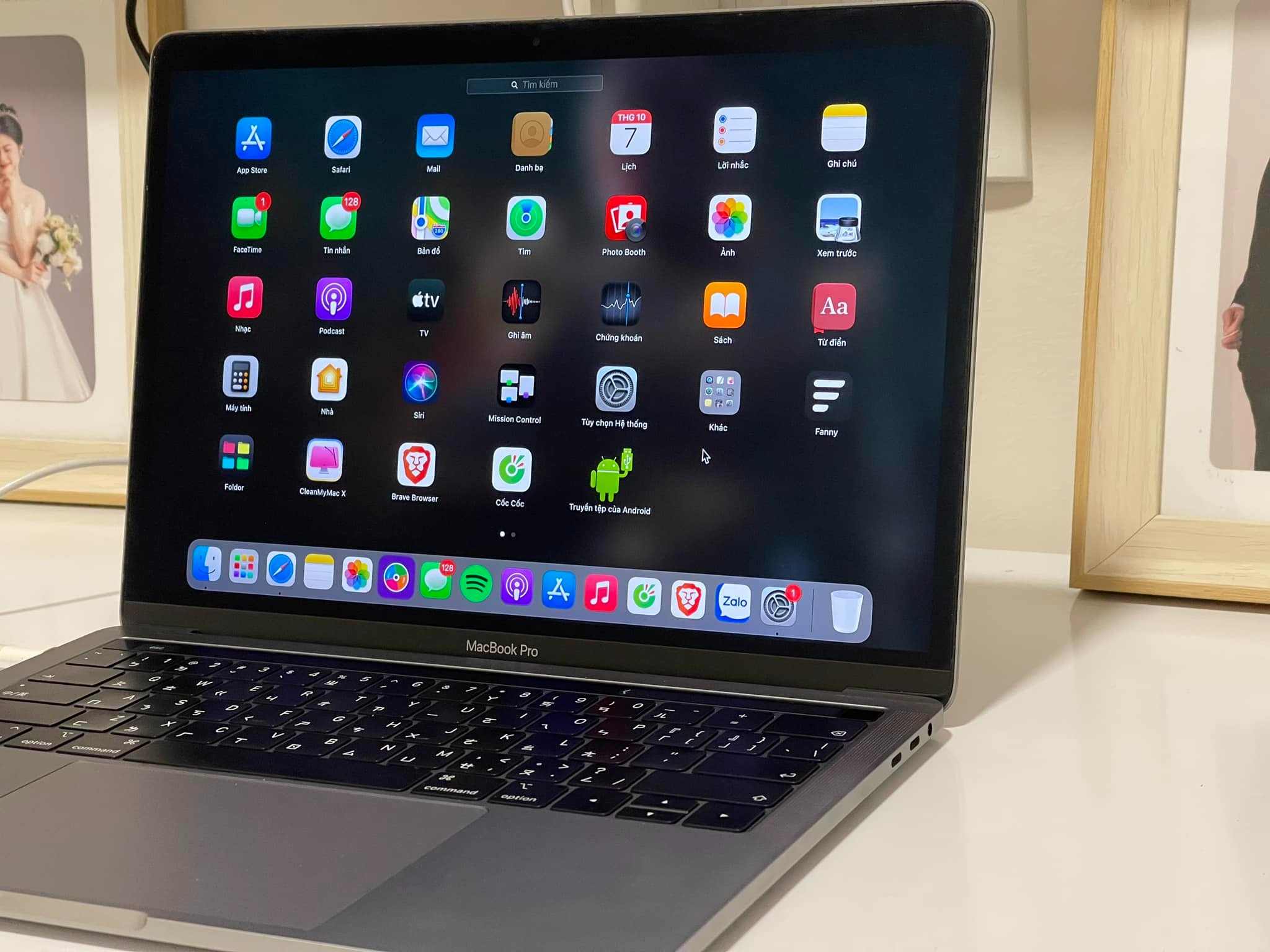 Học Kế Toán Có Nên Mua MacBook? Giải Mã "Lời Đồn" & Giải Pháp