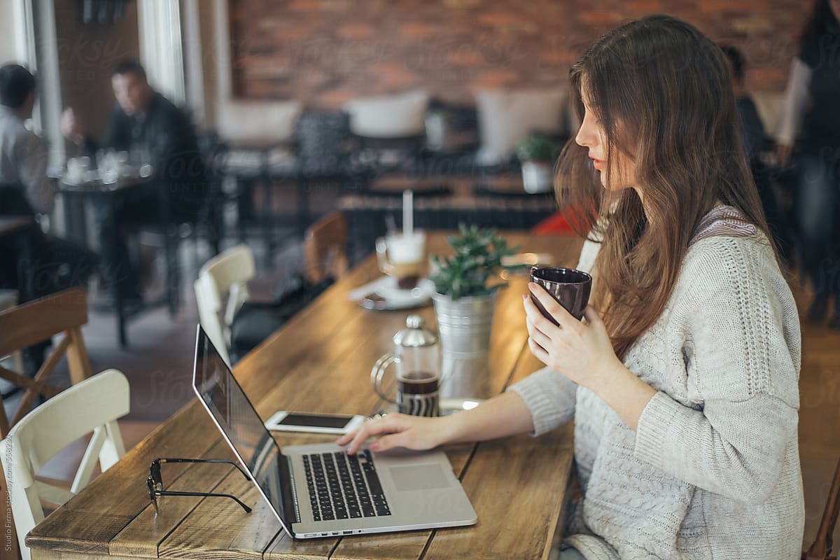 Học nhóm tại quán Cafe: Tại sao MacBook là lựa chọn số 1 về pin và tính di động cho sinh viên năng động?