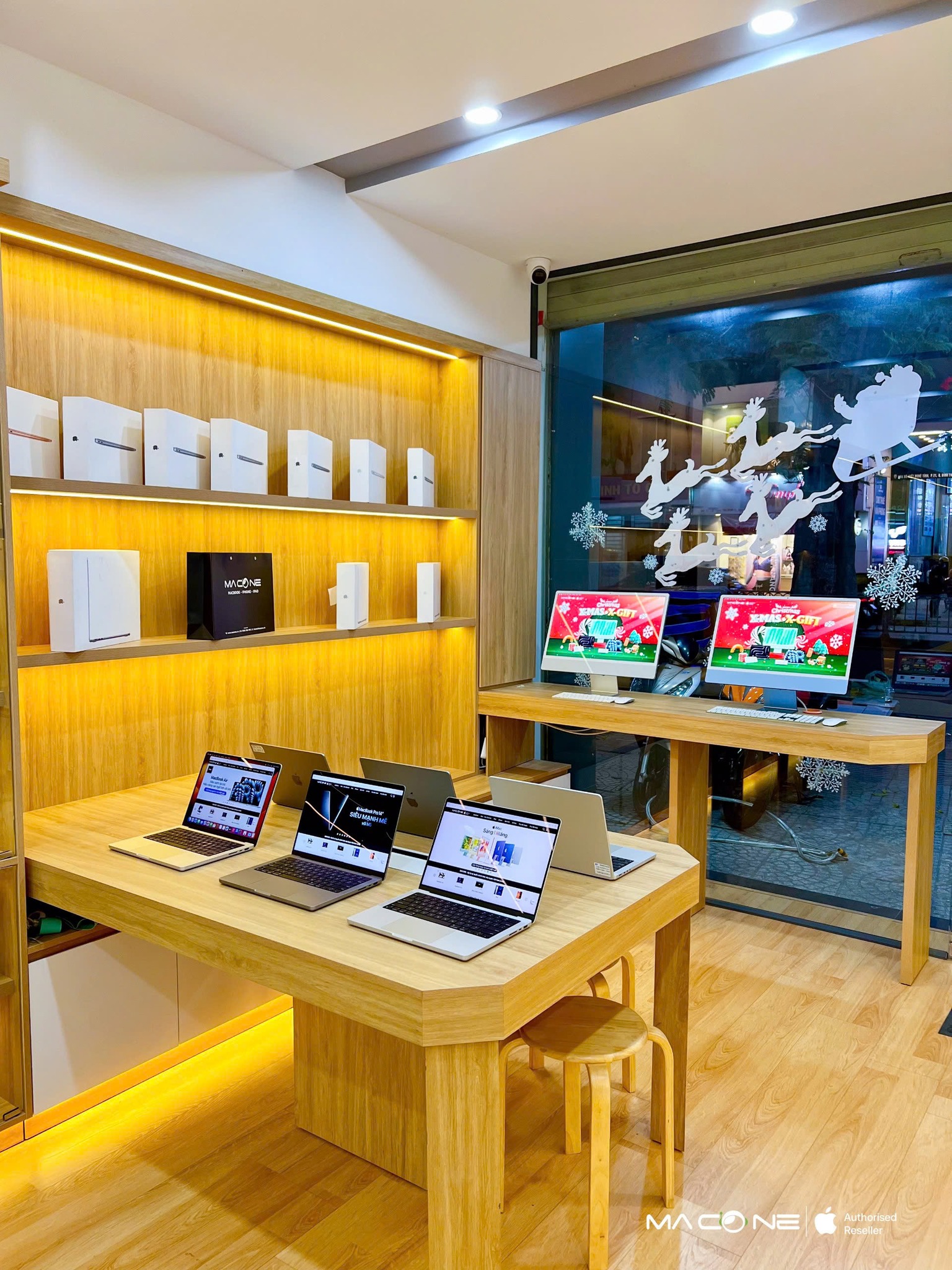 Học nhóm tại quán Cafe: Tại sao MacBook là lựa chọn số 1 về pin và tính di động cho sinh viên năng động?