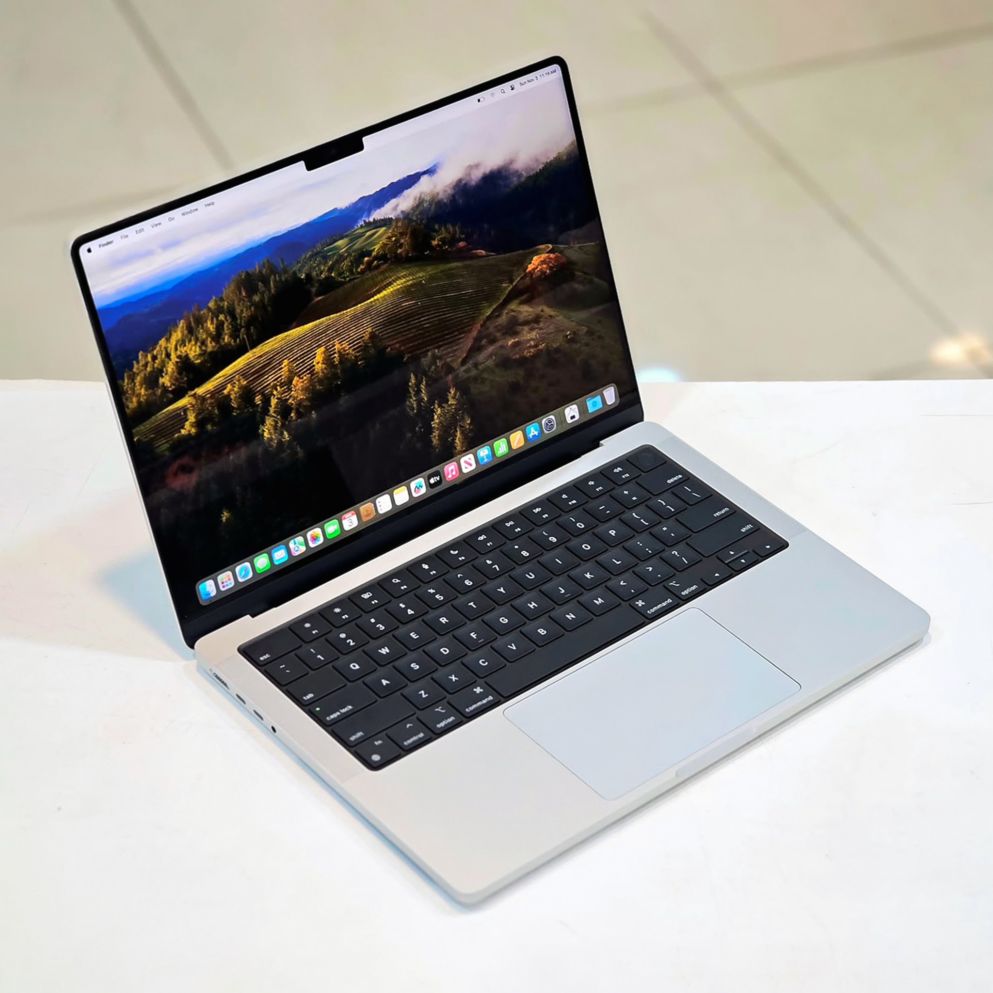 MacBook Air 15 inch Có thay thế được màn hình rời cho Sinh viên?