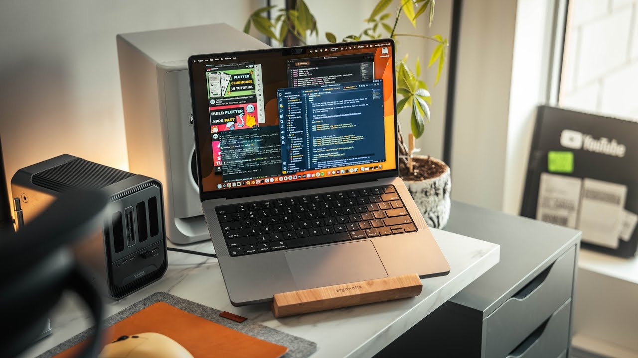 Sinh viên IT năm nhất: MacBook Pro 14 inch hay ThinkPad X1 Carbon để bắt đầu sự nghiệp Coder?