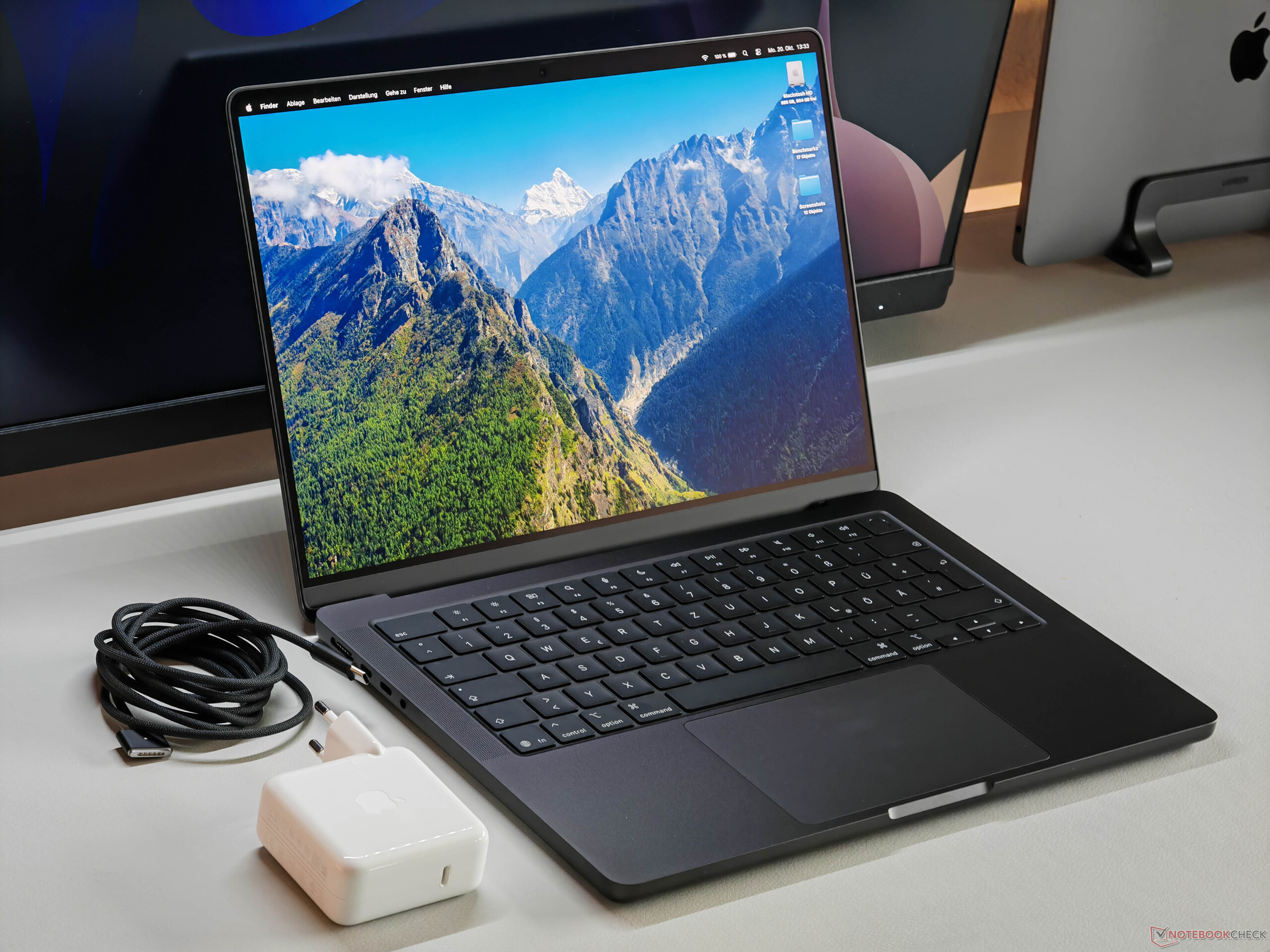 Nên mua MacBook Pro M5 bản Base hay nâng cấp thẳng M5 Pro?